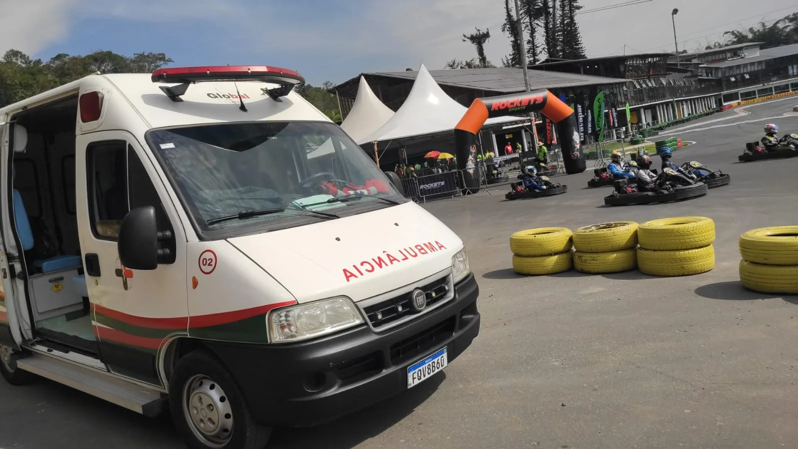 Ambulância Global Saúde posicionada no kartódromo de Joinville durante competição