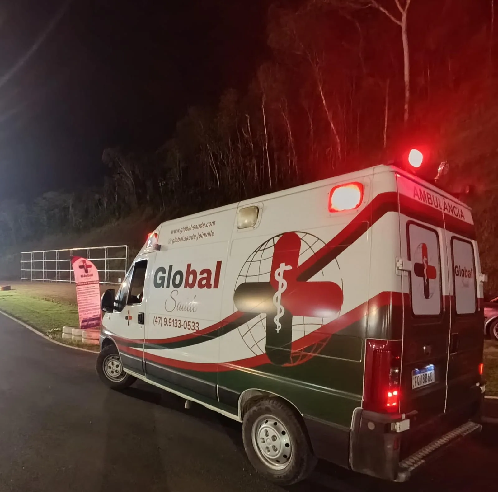 Ambulância Global Saúde em show noturno com sirene ativa em SC