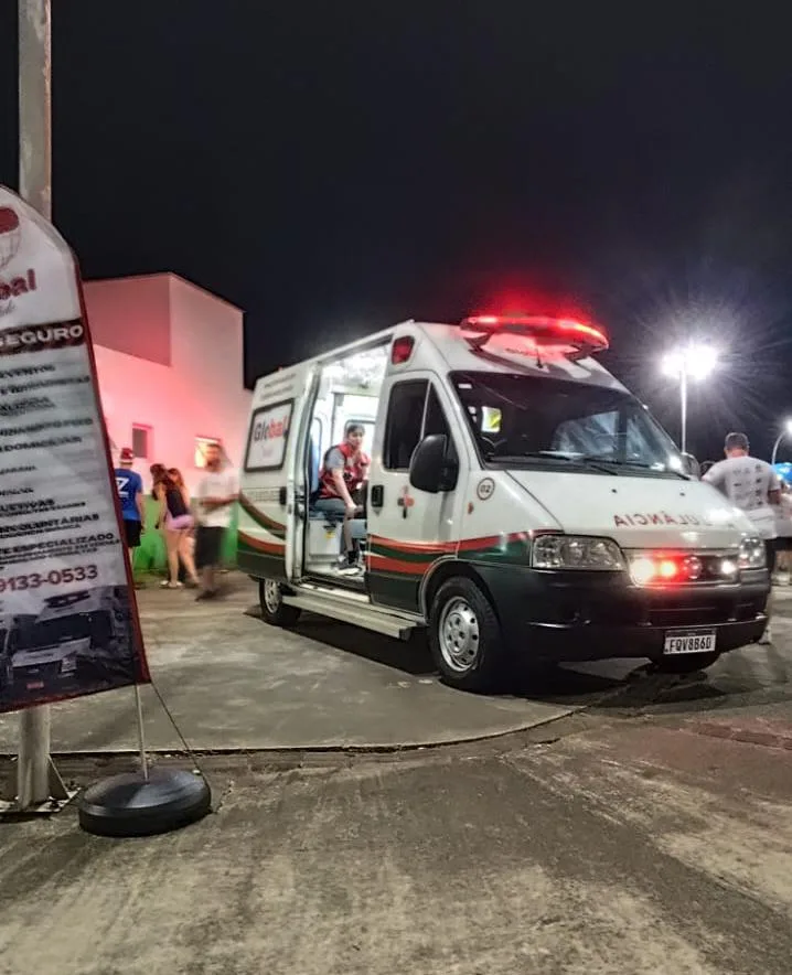 Ambulância Global Saúde em show urbano noturno em Santa Catarina