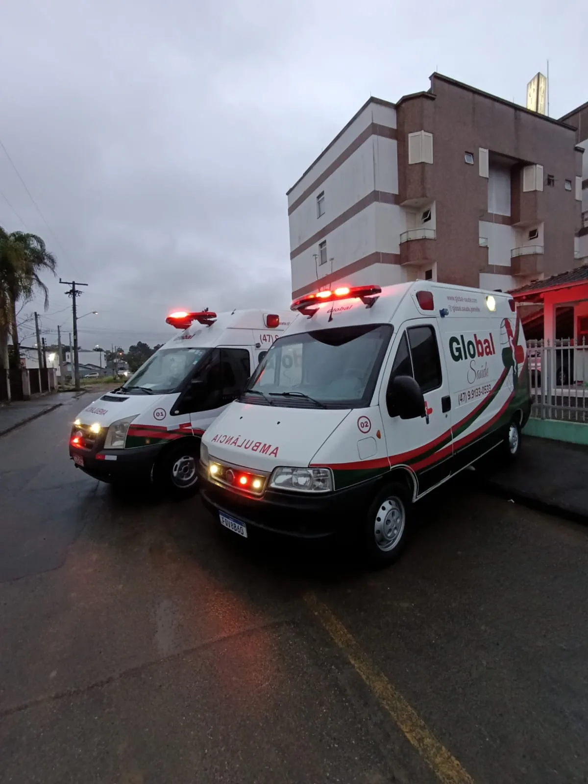 Ambulâncias da Global Saúde com sirenes para transporte de pacientes em Joinville SC